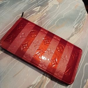 Louis Vuitton Mono. Vernis Rayures Zippy Wallet